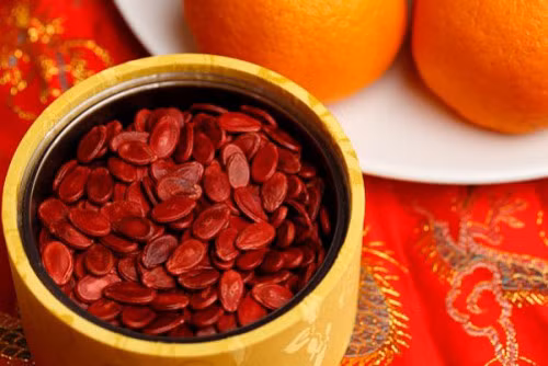 Chữa đau lưng. Hạt dưa hấu tươi bỏ vỏ, đem ngâm với rượu trắng trong vòng 10 ngày. Sau đó đem hạt dưa phơi khô rồi tán bột. Bột này thích hợp cho người bị đau lưng. Nên uống từ 24-36g/ ngày, chia làm 2-3 lần, mỗi lần 12g. Ảnh: caohuyetap