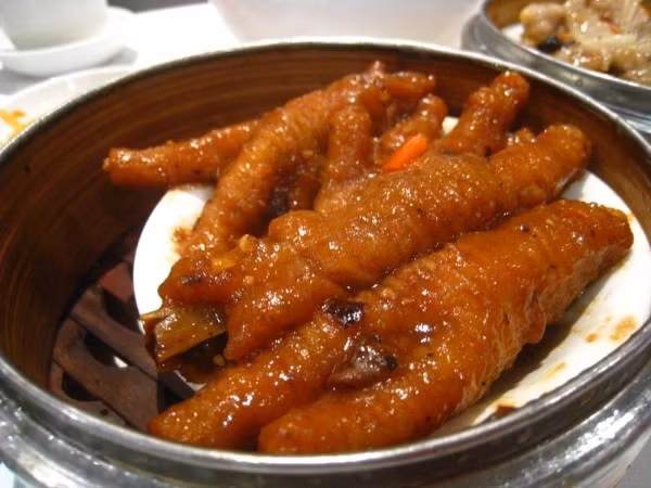 Chân gà hầm dẻo Trung Quốc. Được gọi là một món ăn dạng dim sum phổ biến ở các nước có cộng đồng người Hoa như Hồng Kông, Singapore, Đài Loan … Chân gà sẽ được hầm nhừ cùng nước tương, đinh hương, hạt tiêu, hoa hồi, quế cho đến khi ngấm các loại gia vị này và trở nên mềm dẻo dính màu nâu đậm.