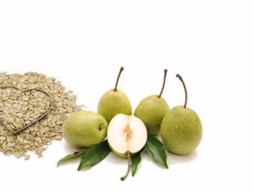 Sinh tố lê, yến mạch là món sinh tố giúp tăng cân hàng đầu. Để cơ thể hấp thu toàn bộ giá trị dinh dưỡng của món sinh tố, nên ngâm yến mạch với sữa ấm trước để yến mạch mềm hơn. Lê gọt sạch vỏ, bỏ hạt, cắt nhỏ. Ảnh: lamdeppro