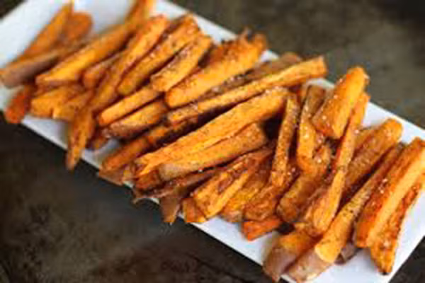 Carotenoid có trong các loại rau củ màu đỏ, cam như cà rốt, khoai lang. Bạn có thể nướng cà rốt bằng cách cắt đôi dọc củ, xoa dầu oliu, muối, tiêu, nướng trên nhiệt độ thấp chừng 20 phút.