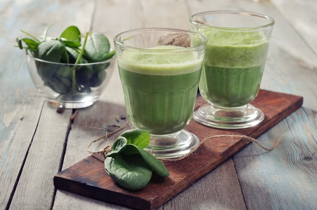 Nước ép bó xôi + sữa. Rau cải bó xôi rất giàu chất sắt và các loại vitamin A, B, C giúp điều tiết thể lực, có hiệu quả đối với chứng mỏi mắt và thiếu máu.