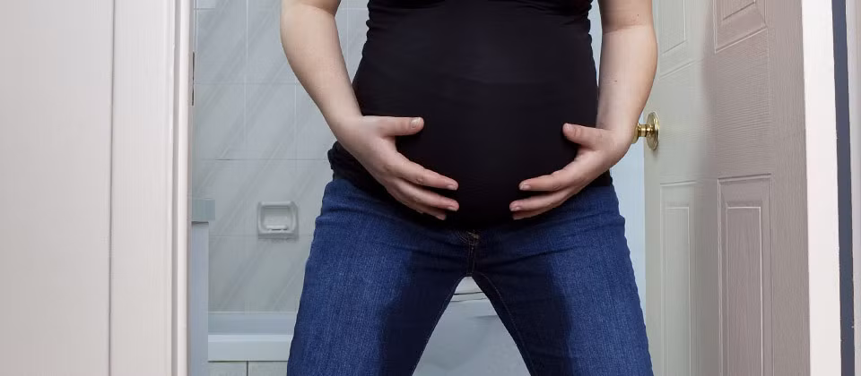 Chảy nước ở âm đạo. Sau 7 tháng mang thai, nếu thai phụ thấy xuất hiện hiện tượng nước chảy ra từ âm đạo không kiểm soát được, đó là hiện tượng vỡ ối. Sản phụ cần nhập viện ngay.
