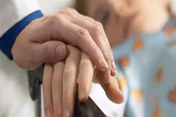 Cần tránh cho bệnh nhân bị xúc động mạnh, lo nghĩ, nên động viên tinh thần để bệnh nhân yên tâm chiến đấu với bệnh tật tốt hơn. Khi bệnh nhân có những triệu chứng bất thường, gia đình cần báo ngay cho cán bộ y tế để can thiệp kịp thời.