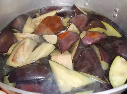 Cà tím luộc. Cà tím là thực phẩm kiềm tính và hầu như không chứa nhân purin. Nghiên cứu hiện đại cho thấy cà còn có tác dụng lợi niệu ở một mức độ nhất định. Cà tím rửa sạch, ngâm lại với chút muối, sau đó luộc chín và thái thành miếng. Cho cà vào cái đĩa rộng lòng, cho thêm xì dầu, dầu vừng, chút muối và gia vị vừa đủ, trộn đều, ăn cách nhật. Ảnh: khampha