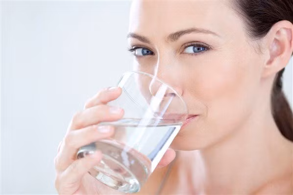 Sai lầm 5. Giảm cân bằng cách uống một cốc nước trước bữa ăn. Nghe thì có vẻ hợp lý khi uống một cốc nước lớn trước bữa ăn, dạ dày sẽ được lấp đầy và giúp người ăn kiêng hạn chế nạp thức ăn. Tuy nhiên, theo Giáo sư Brenda Davy, khoa Dinh dưỡng, thực phẩm và luyện tập của Đại học Virginia Tech, phương pháp này không có hiệu quả với những người trong độ tuổi 18-35.