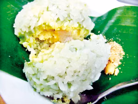 Bánh khúc. Với những người không thích ăn xôi khô thì đây là lựa chọn hoàn hảo nhất. Bánh được làm nhân từ lá rau khúc trộn đỗ và thịt và xôi bọc ngoài. Món ăn rất đẹp mắt với đủ màu sắc, xanh xanh của lá khúc (lá dứa), vàng ươm của đậu, hồng hào của thịt băm... Món này cực kỳ thơm ngon mà giá chỉ 10.000 đồng, nơi nào bán nhiều hơn thì cũng chỉ 15.000 đồng. (Ảnh: Giadinh,net).