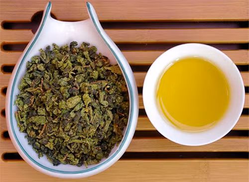 Trà Ô long có vị ngọt đắng, tính mát nên thanh nhiệt, tả hoả, giải độc rất hiệu quả. Thêm vào đó trà Ô long còn giúp giảm cân. Uống mỗi ngày trà Ô long sẽ giữ được khí sắc trẻ trung. Thường xuyên uống trà còn giúp bổ sung nhiều loại vitamin cần thiết cho cơ thể như acid amin và protein. Trà còn có tác dụng giải tỏa lo âu, tạo khả năng miễn dịch, tăng khả năng đề kháng bệnh tật và giải tỏa những lo lắng về tâm sinh lý. Ảnh: traxanh