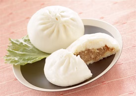 Bánh bao. Là món bánh có nguồn gốc từ Trung Quốc, nay rất phổ biến ở Việt Nam. Đây cũng là món ăn sáng phố biển của người Việt với giá dao động 7.000-10.000 đồng. Món này lại rất tiện lợi, có thể mang theo để ăn trong lúc vội vã. Rẻ như thế, nhưng món bánh bao hoàn toàn đủ chất đối với một bữa sáng. Nó có cả nhân thịt, trứng lẫn mộc nhĩ thơm thơm, được bọc ngoài bởi lớp gạo dẻo cho bạn no đến trưa. (Ảnh: Amthuc365).