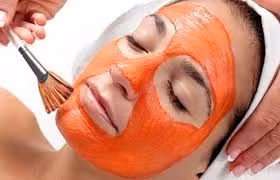 Làm trắng da. Dùng thịt gấc chín và nghiền nhuyễn, thêm vài giọt nước cốt chanh vào cùng. Dùng hỗn hợp này để làm mặt nạ dưỡng da trong 30 phút sau đó rửa lại bằng nước sạch. Ảnh: Goodwomen.