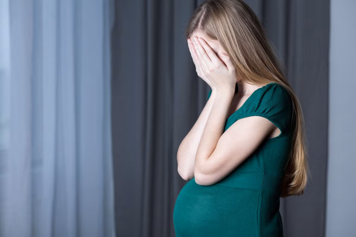 Với một số mẹ bầu có cơ địa nhạy cảm, hoặc máu nóng thì các mẹ cũng nên hạn chế ăn nhiều ngải cứu trong những tháng đầu, bởi rất có thể xuất hiện cơn co tử cung, ra máu. Ảnh:Netmums.