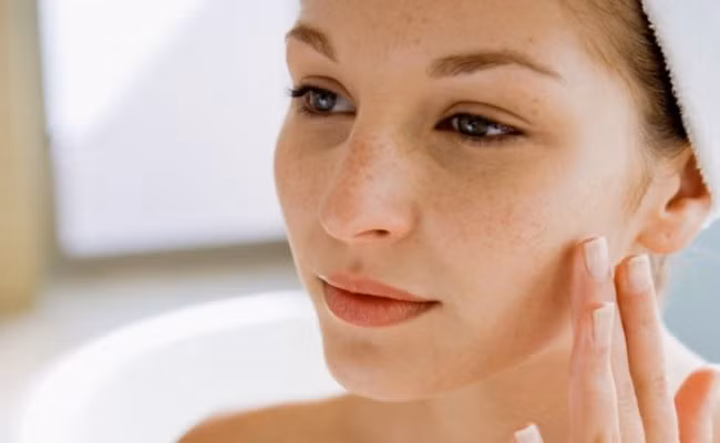 Rửa mặt sạch và dùng hỗn hợp này thoa đều lên da, nhẹ nhàng massage trong 20 phút và rửa lại bằng nước sạch. Dùng mặt nạ mướp đắng 2-3 lần một tuần để có hiệu quả tốt nhất. Ảnh: Find Home Remedy.