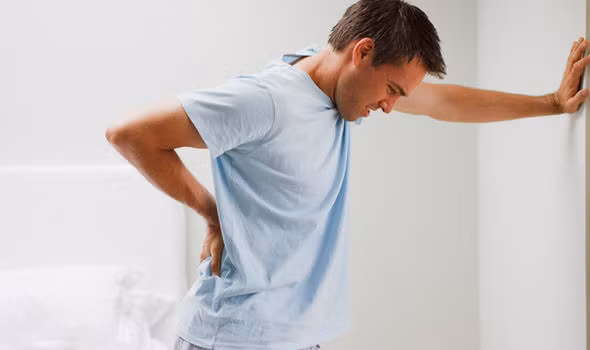 Nếu là dân văn phòng thường xuyên phải ngồi làm việc nhiều với máy tính, để tránh đau lưng, bạn nên lựa chọn một chiếc ghế có độ cao phù hợp, tốt nhất chọn loại ghế có thể điều chỉnh được độ cao theo ý muốn. Ghế ngồi cũng nên có chỗ để chân để giảm áp lực lên đầu gối. (Nguồn Express)
