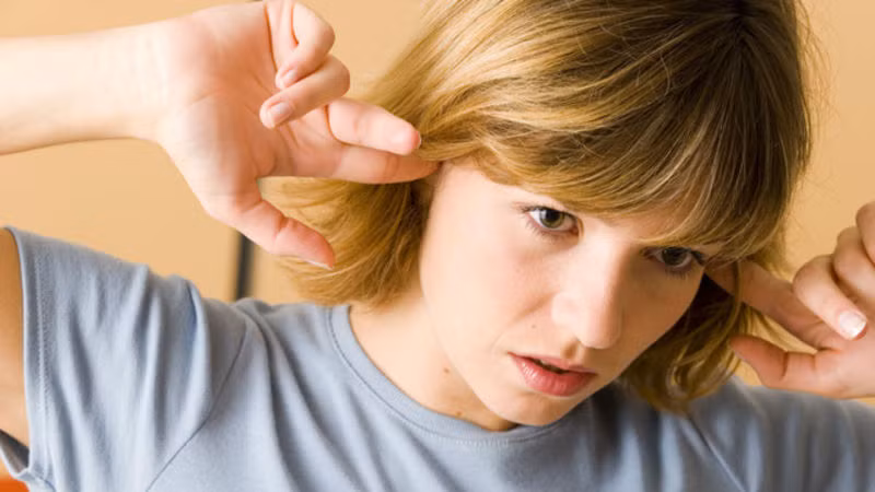 Khi bị ù tai, cách đơn giản nhất để thoát khỏi nó đó chính là...ngáp! Tuy nhiên, bạn cần ngáp đúng cách như sau: bịt hai lỗ mũi, sau đó dùng cơ má và họng đẩy lượng không khí vào phần sau của mũi. (Nguồn Kinja-img)
