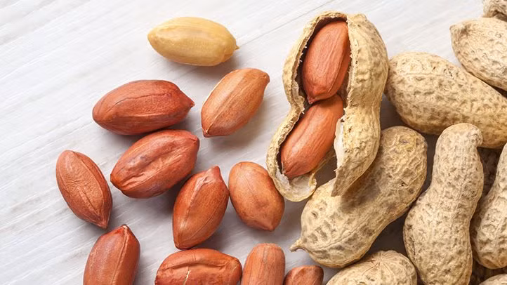 Đậu phộng là loại hạt chứa hàm lượng cao vitamin B và vitamin E giúp kích thích các hóc-môn và bài tiết chất giúp làm săn chắc và tăng kích thước vòng 1 nhanh chóng, an toàn. (Nguồn Agoramedia)