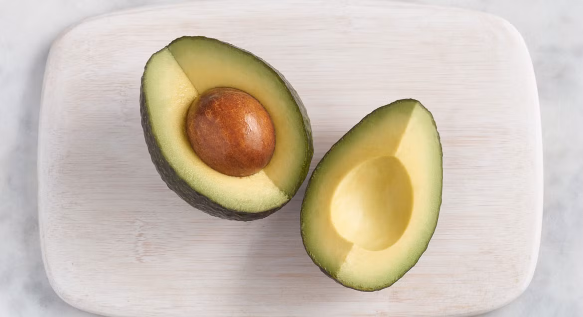 Trong quả bơ có chứa carotenoid, vì vậy nó giúp ngăn chặn khối u hình thành và tiêu diệt các tế bào u bướu. (Nguồn Californiaavocado)