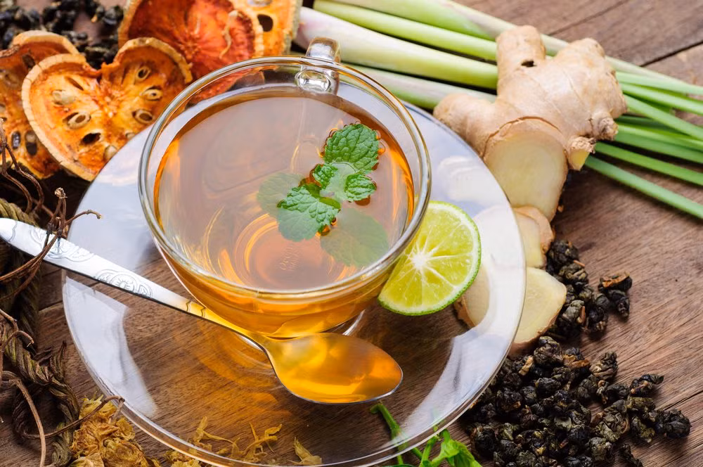 Các loại thức phẩm chứa nhiều vitamin A bạn có thể bổ sung vào thực đơn khi mới khỏi sốt xuất huyết bao gồm rau mùi, trà thảo dược,...(Nguồn Visitgahanna)