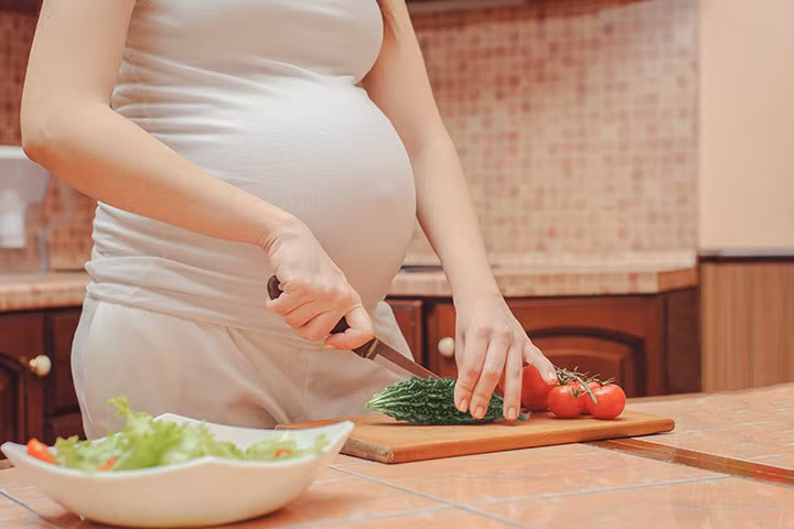 Lưu ý, phụ nữ có thai, cho con bú cũng không nên ăn mướp đắng vì có thể gây co thắt tử cung và xuất huyết. Người huyết áp thấp cũng không được ăn mướp đắng vì nó dẫn đến đau đầu chóng mặt. Ảnh: MomJunction.