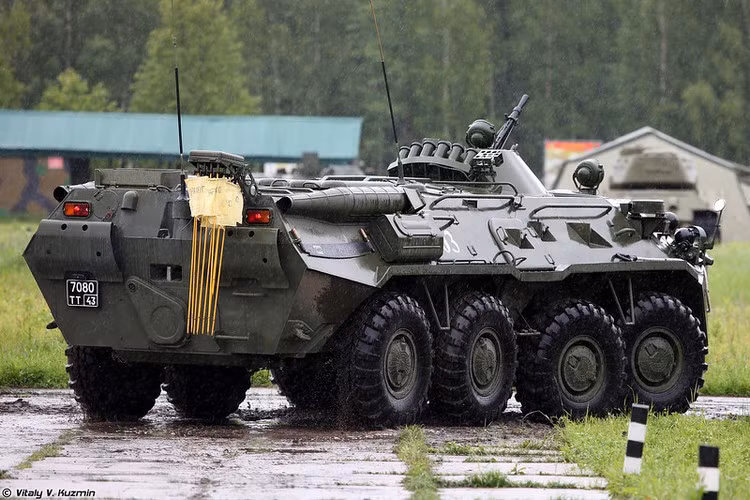 RKhM-4 là phương tiện trinh sát NBC được phát triển trên cơ sở khung gầm xe thiết giáp BTR-80. Nó vẫn giữ hệ thống hỏa lực đại liên 14,5mm, nhưng được bổ sung thêm nhiều thiết bị phát hiện các chất độc NBC bao gồm: hệ thống phát hiện chất độc NBC IMD-21BA và DP-5V; hệ thống báo động chất hóa học tự động GSA-12; bộ thiết bị phát hiện chất độc hóa học KPKhR-3; thiết bị lấy mẫu KPO-1; máy dò tự động ASP và bộ đánh dấu vùng bị ô nhiễm KZO-2 (cọc mầu vàng gắn ở đuôi xe). Nguồn ảnh: Vitaly-Kuzmin