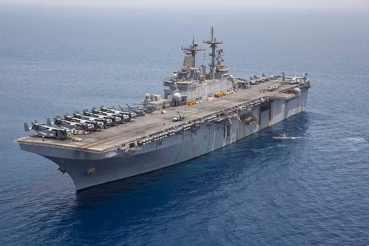 Nhưng trong khi còn loay hoay tìm cách khắc phục hậu quả vụ cháy chiếc USS Bonomme Richard thì vào hôm 21/7, tàu đổ bộ USS Kearsarge (LHD-3) cũng gặp phải sự cố tương tự khi đang được sửa chữa.