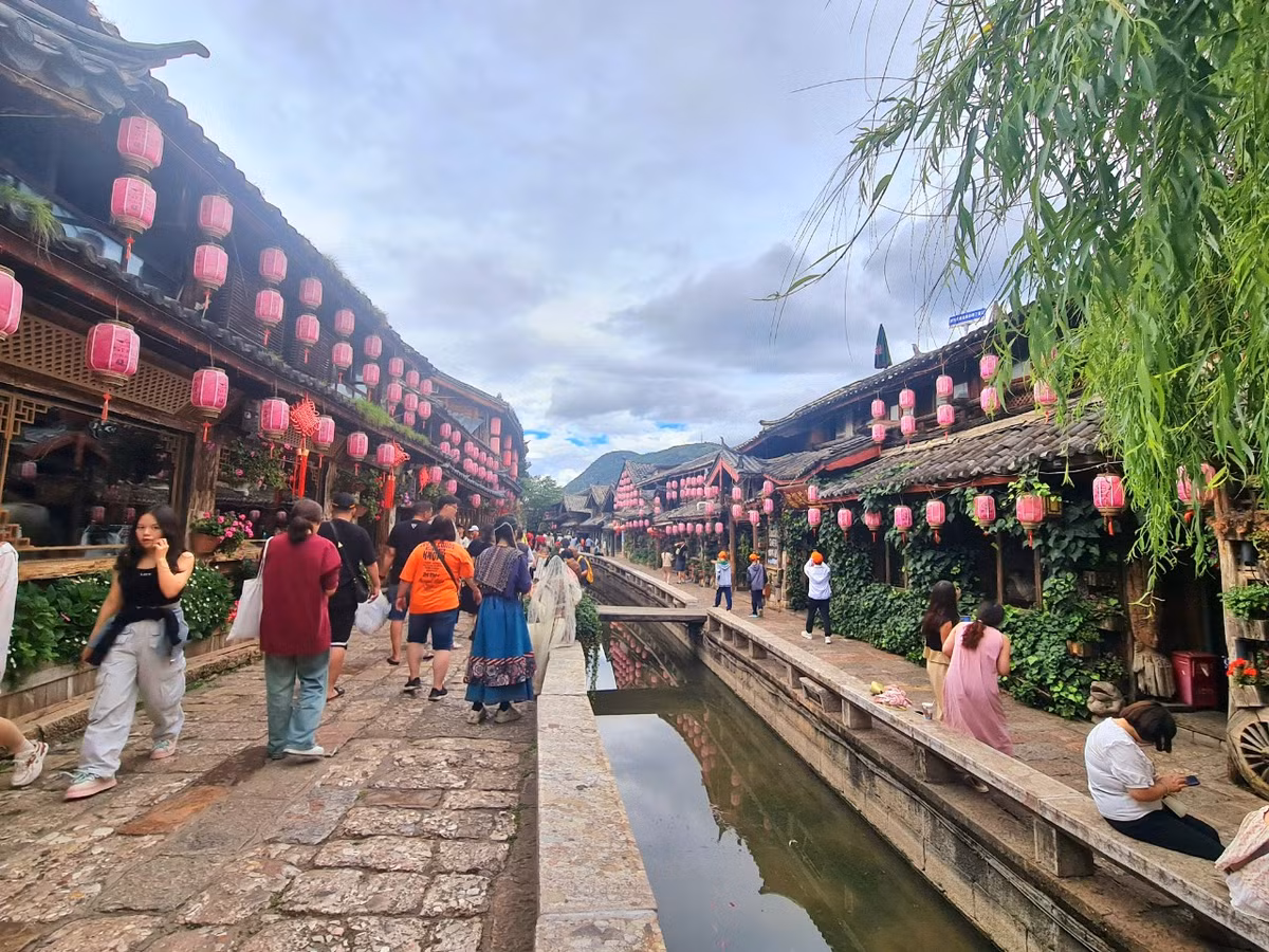 Một trong những điểm đặc biệt của Lệ Giang là sở hữu một hệ thống kênh phức tạp. Tại Lệ Giang, du khách có thể gặp rất nhiều biển khuyến cáo đề nghị giữ gìn hệ thống cấp thoát nước đã tồn tại cả ngàn năm với nguồn nước tan chảy từ băng tuyết trên núi xuống, được dùng cho sinh hoạt.