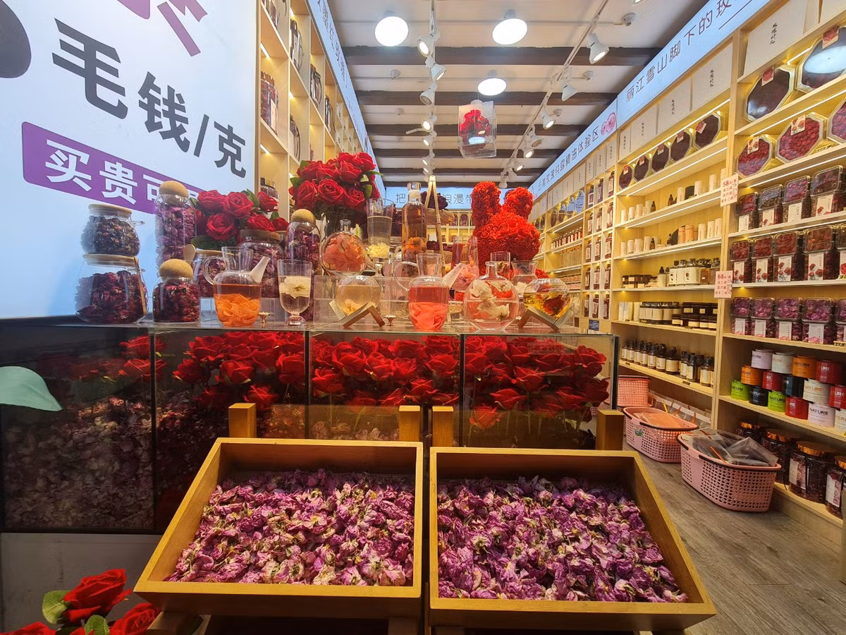 Những sản phẩm từ hoa hồng là một trong những đặc sản ở Lệ Giang cổ trấn.