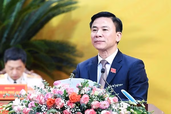 Ngày 6/12, kỳ họp lần thứ 14, HĐND tỉnh Thanh Hóa khóa 17 đã bầu ông Đỗ Trọng Hưng, Bí thư Tỉnh ủy Thanh Hóa khóa 19, kế nhiệm, trúng cử, giữ chức Chủ tịch HĐND tỉnh Thanh Hóa khóa 17, nhiệm kỳ 2016-2021. Ông Đỗ Trọng Hưng, sinh ngày 5/12/1971 ở xã Quảng Trung, huyện Quảng Xương, tỉnh Thanh Hóa.