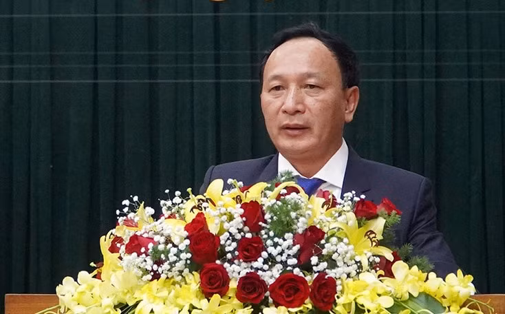 Trước đó, tại kỳ họp chuyên đề Thường trực HĐND tỉnh Quảng Bình, các đại biểu đã bầu bổ sung ông Trần Hải Châu, Phó Bí thư Tỉnh ủy, Trưởng Ban Nội chính Tỉnh ủy làm Chủ tịch HĐND tỉnh Quảng Bình khóa XVII, nhiệm kỳ 2016-2021. Ông Trần Hải Châu, sinh năm 1966, có trình độ cử nhân khoa học địa lý - địa chất, cử nhân quản trị kinh doanh, thạc sĩ địa lý tự nhiên; cử nhân chính trị.