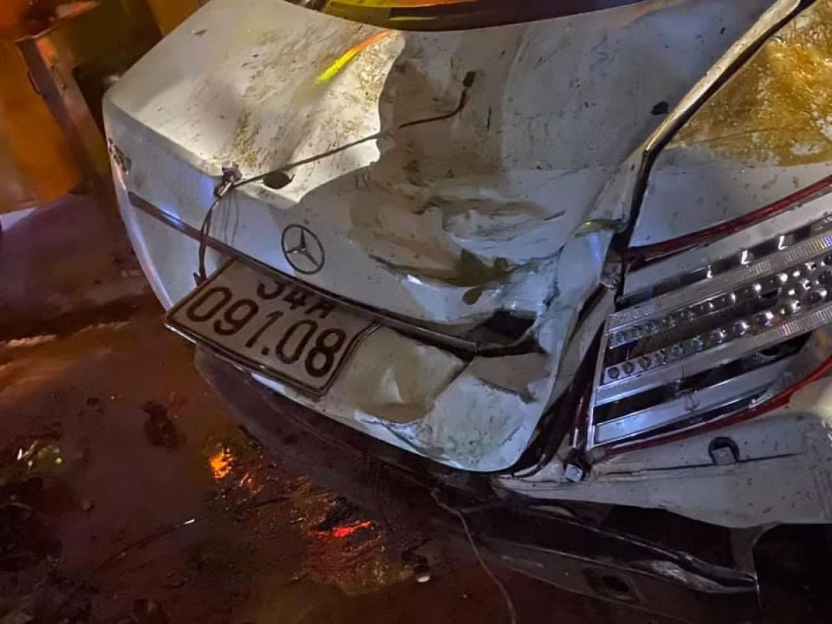 Hai Duong: Xe Mercedes lat ngua duoi kenh, tai xe tu vong-Hinh-4