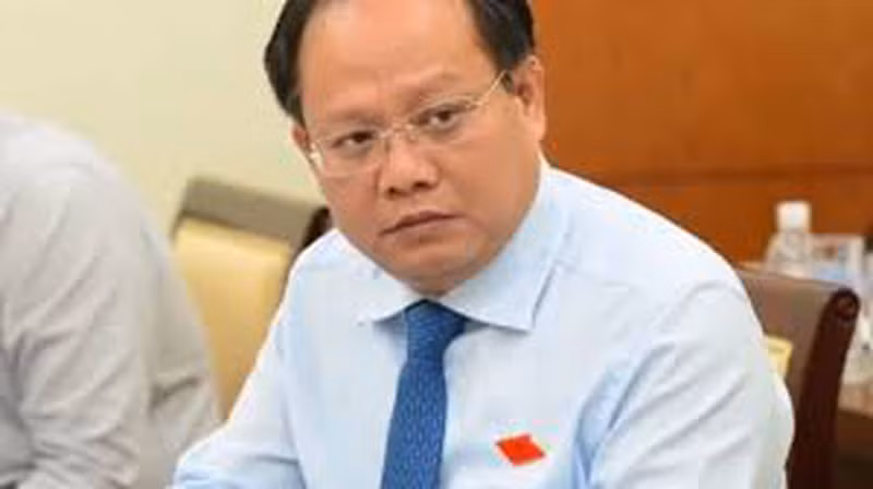 Ông Tất Thành Cang bị khởi tố liên quan đến việc phát hành, bán 9 triệu cổ phiếu cho công ty Nguyễn Kim (cổ đông chiến lược) tại Công ty cổ phần phát triển Nam Sài Gòn SADECO. Liên quan đến sai phạm bán 9 triệu cổ phiếu SADECO cho Nguyễn Kim, cơ quan cảnh sát điều tra đã khởi tố 20 bị can để điều tra.