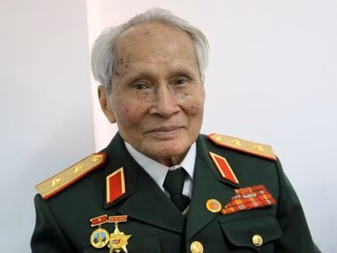 Có mặt ở những nơi gian khổ ác liệt nhất, trung tướng Nguyễn Quốc Thước đã dũng cảm, mưu trí, sáng tạo, linh hoạt trong từng trận đánh, kịp thời động viên cán bộ, chiến sĩ, củng cố tư tưởng, niềm tin cho bộ đội quyết tâm đánh thắng đế quốc Mỹ xâm lược; chỉ huy đơn vị chiến đấu với hiệu suất cao. Ảnh: IT
