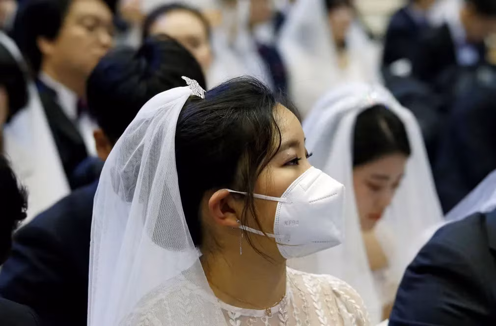 Có cô dâu đeo khẩu trang, có cô dâu không chịu đeo, các chú rể cũng vậy.