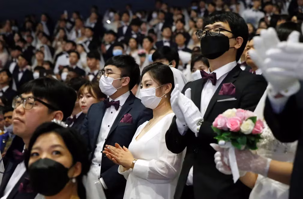 Các lễ hội, lễ tốt nghiệp và các buổi biểu diễn của sao K-pop ở Hàn Quốc đã bị hoãn lạ vì lo sợ virus corona lây lan.
