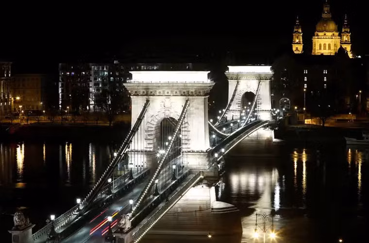 Cầu Chain nối khu vực Buda và Pest tạo nên thủ đô Budapest, Hungary. Tháng 3/2020, cầu được thắp sáng màu trắng để thể hiện sự biết ơn với các nhân viên y tế trong đại dịch COVID-19.