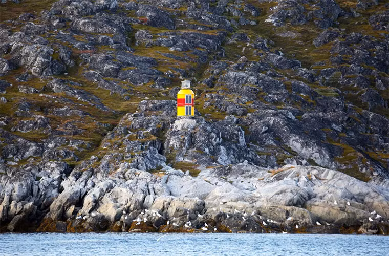 Ngọn hải đăng trên đảo Greenland. Theo những người đã ghé thăm địa điểm này thì khó có nơi nào hẻo lánh như nơi đây.