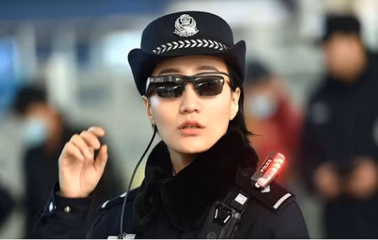 Nữ cảnh sát Trung Quốc thu hút nhờ vẻ đẹp cá tính, hiện đại.