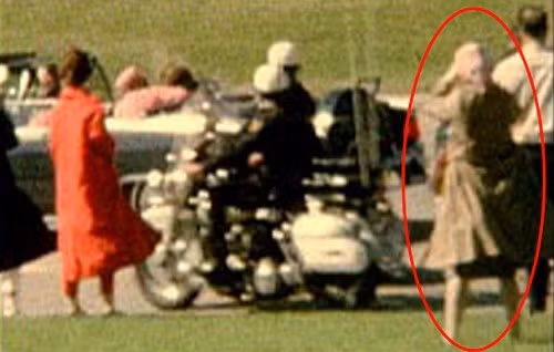 Năm 1963, vào thời điểm Tổng thống Mỹ khi đó là John F. Kennedy bị ám sát, một người phụ nữ lạ mặt xuất hiện ở hiện trường. Theo các nhân chứng và những đoạn phim quay lại thời khắc đó, người phụ nữ lạ mặt đội một chiếc khăn trùm đầu và xuất hiện trong bức ảnh do một người chụp được. Ngay sau khoảnh khắc đó, người phụ nữ hòa vào đám đông và biến mất. Không ai nhận diện được người phụ nữ này vì trong các bức ảnh khác chụp lại đều không chụp được mặt cô. Mãi tới bây giờ, người phụ nữ đó vẫn là một nhân vật bí ẩn trên thế giới.
