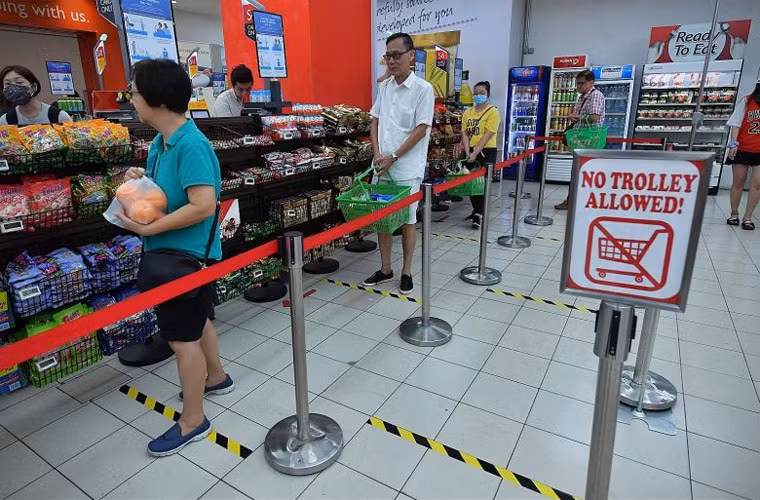 Các siêu thị ở Singapore đã yêu cầu khách hàng khi mua hàng đứng đúng khoảng cách họ vạch sẵn để giảm thiểu sự lây lan của Covid-19.