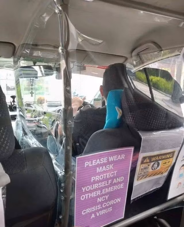 Bác tài đã tìm cách ngăn cách mình và hành khách bằng cách quấn nilon quanh ghế lái, ngăn cách chỗ ngồi của mình với hành khách bằng tấm nhựa.