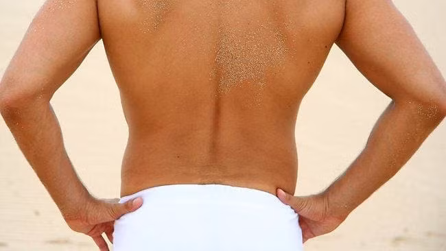 Một người đàn ông Nhật Bản trốn khỏi tù trong trạng thái nude. Sau đó cảnh sát tìm thấy anh ta trong một trường tiểu học khi đang đội mũ trượt tuyết và mặc áo khoác.