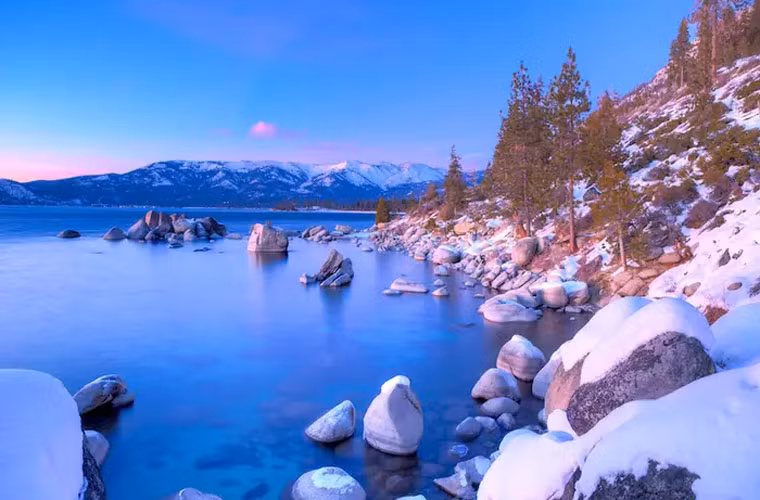 Làn nước trong xanh của Hồ Tahoe khiến mọi người rất thích lặn tại đây. Hồ Tahoe là hồ sâu thứ hai ở Mỹ. Mời độc giả xem thêm video: Ngôi làng xa hoa bậc nhất nhưng không có ô tô (Nguồn video: VTC14)