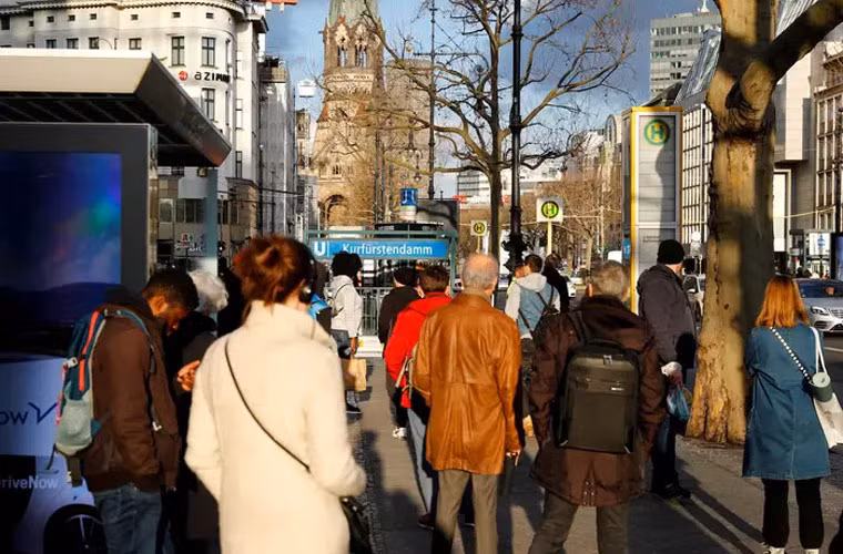 Một điểm đợi xe bus ở phố buôn bán nổi tiếng của Berlin, Kurfürstendamm, vài ngày trước khi các cửa hàng, cửa hiệu buộc phải đóng cửa vì dịch Covid-19.