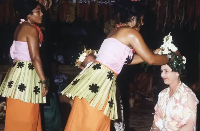 Trong chuyến công du Nam Thái Bình Dương vào năm 1982, Nữ hoàng được hai người phụ nữ địa phương tặng một vòng hoa đội đầu làm từ hoa đại.