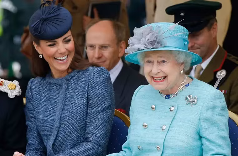 Tại một sự kiện thể thao dành cho trẻ em ở Nottingham, Anh, Nữ hoàng Elizabeth II kể một câu chuyện khiến cô cháu dâu Kate cười không ngớt.