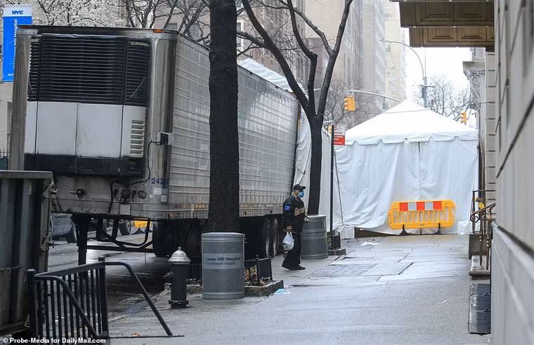 Một chiếc xe tải đông lạnh và một nhà lều ở gần Bệnh viện Lenox Hill ở New York.