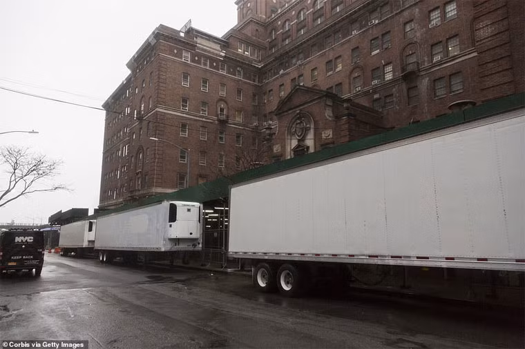 Các nhà xác tạm thời nằm dọc Trung tâm Bệnh viện Bellevue ở New York.