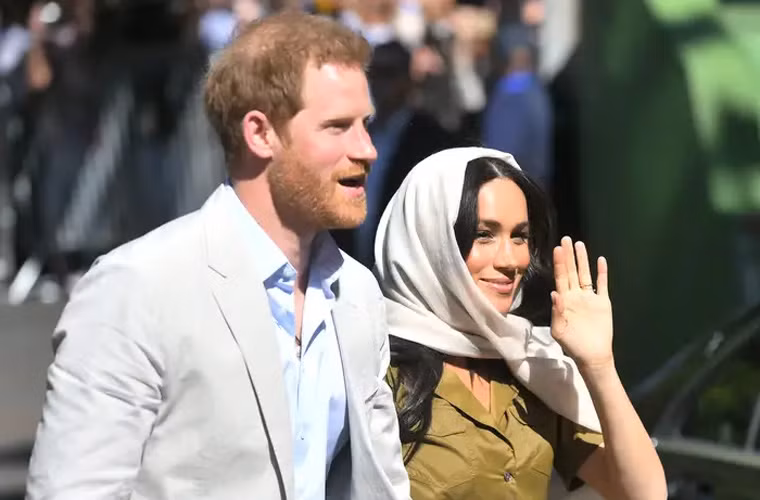 Harry và Meghan không được phép đi du lịch vòng quanh thế giới và tham gia và các tour công tác của hoàng gia với tư cách là đại diện cho Nữ hoàng Anh nữa.