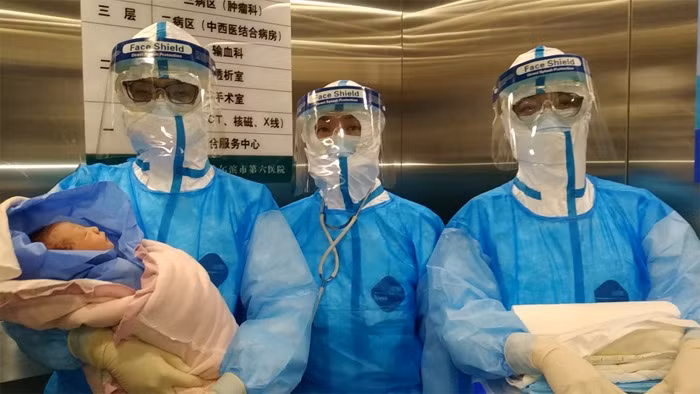 Kinh ngac san phu nhiem virus corona sinh con khoe manh-Hinh-2