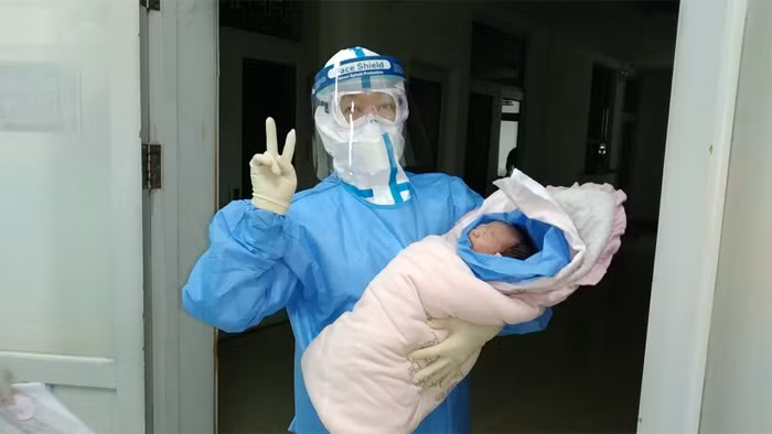 Kinh ngac san phu nhiem virus corona sinh con khoe manh