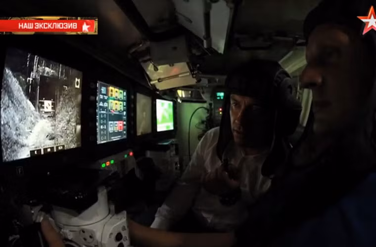 Các hình ảnh được ghi lại cho thấy, kíp lái 3 người trên xe tăng T-14 Armata đúng là được ngồi riêng hoàn toàn, tách biệt hẳn với tháp pháo. Thiết kế này đảm bảo khả năng sống sót cao cho kíp lái nếu như xe tăng bị trúng đạn kích nổ khoang đạn. Đây là thiết kế mang tính cách mạng đối với dòng xe tăng chiến đấu chủ lực Nga, khác hoàn toàn các mẫu T-72, T-80, T-90 trước đây.