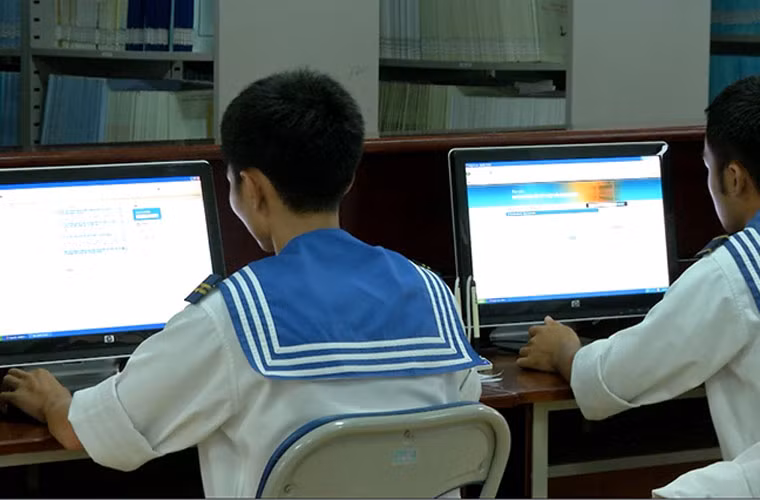 Tại thư viện của nhà trường, học viên có điều kiện tìm kiếm và tra cứu nhiều thông tin về nhiều lĩnh vực kỹ thuật chuyên ngành.